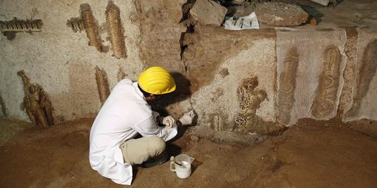 Des fouilleurs découvrent à Rome une spectaculaire mosaïque  Apollon