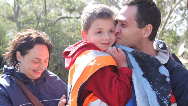 Sept ans Simon Kruger revient avec ses parents Etienne et Linda après avoir été perdu pendant près de 24 heures à la profonde parc de conservation du ruisseau. Photo: Tait Schmaal Source: Nouvelles Limitée