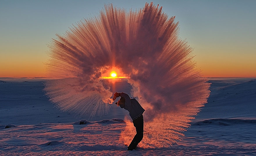 Verser du thé chaud à -40 ° C près du cercle arctique 160