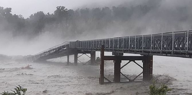 Un pont de Nouvelle-Zélande est balayé par des pluies torrentielles (vidéo) By Jack35 Capture-33