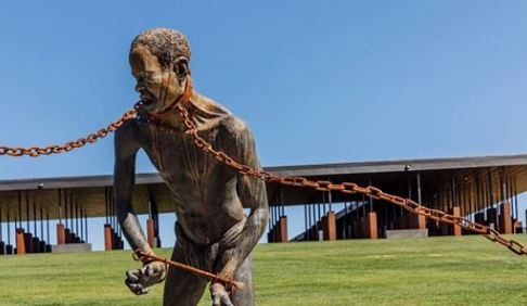 Ghana : un sculpteur commémore l’esclavage des Noirs (vidéo) By Jack35 Capture-9