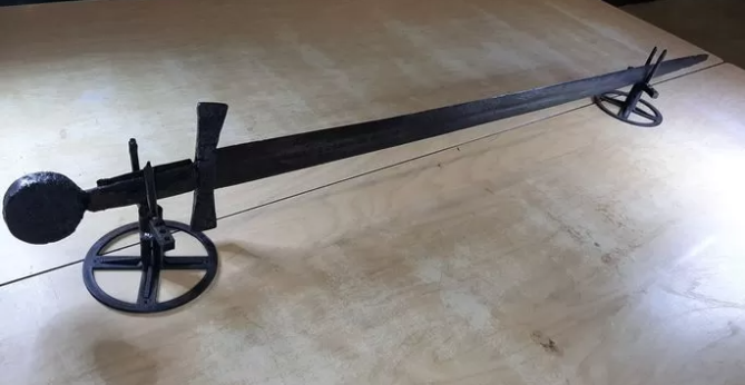 Une imposante épée vieille de 900 ans découverte aux Pays-Bas (vidéo) By Jack35 Capture-21