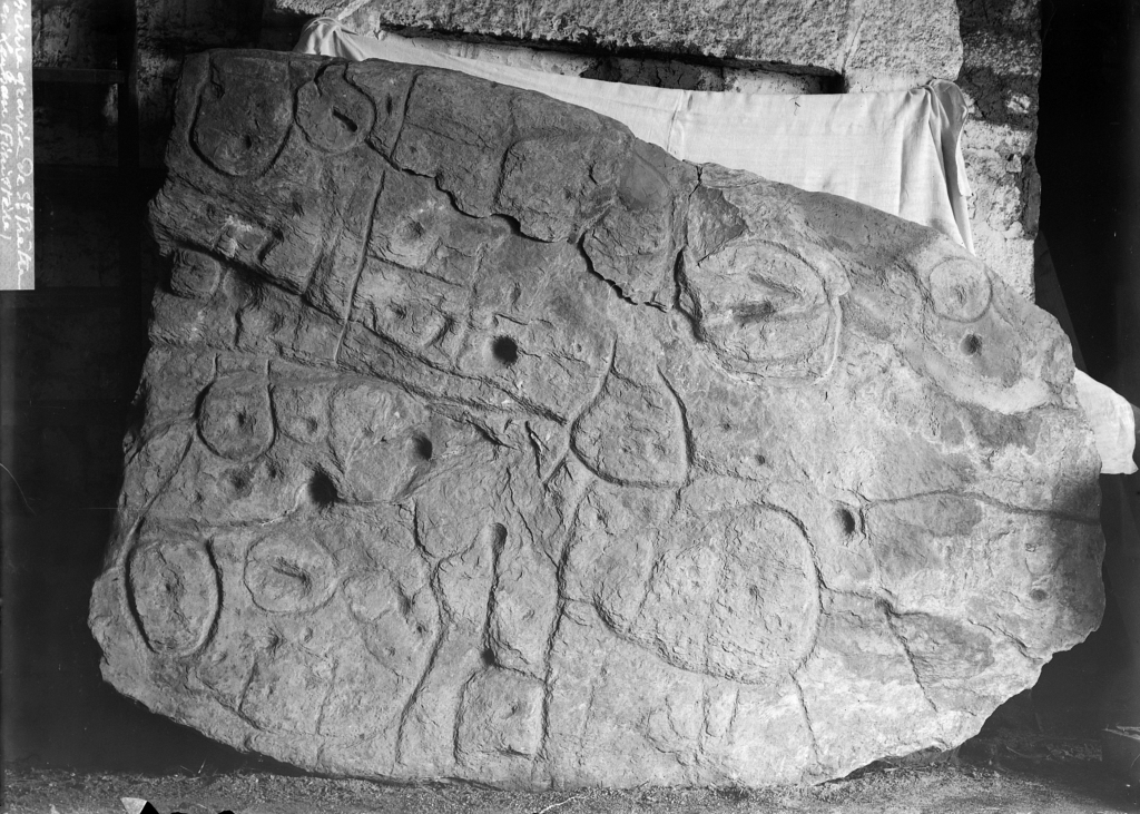 Une dalle de pierre oubliée est peut-être la plus ancienne carte connue d’Europe (diaporama +vidéo sur Bidfoly.com) By Jack35 4-3